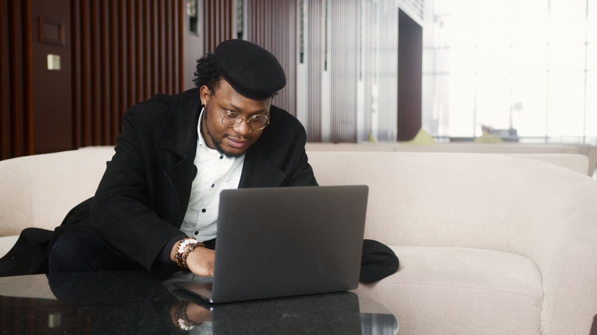 Professionnel noir analysant des données sur son ordinateur