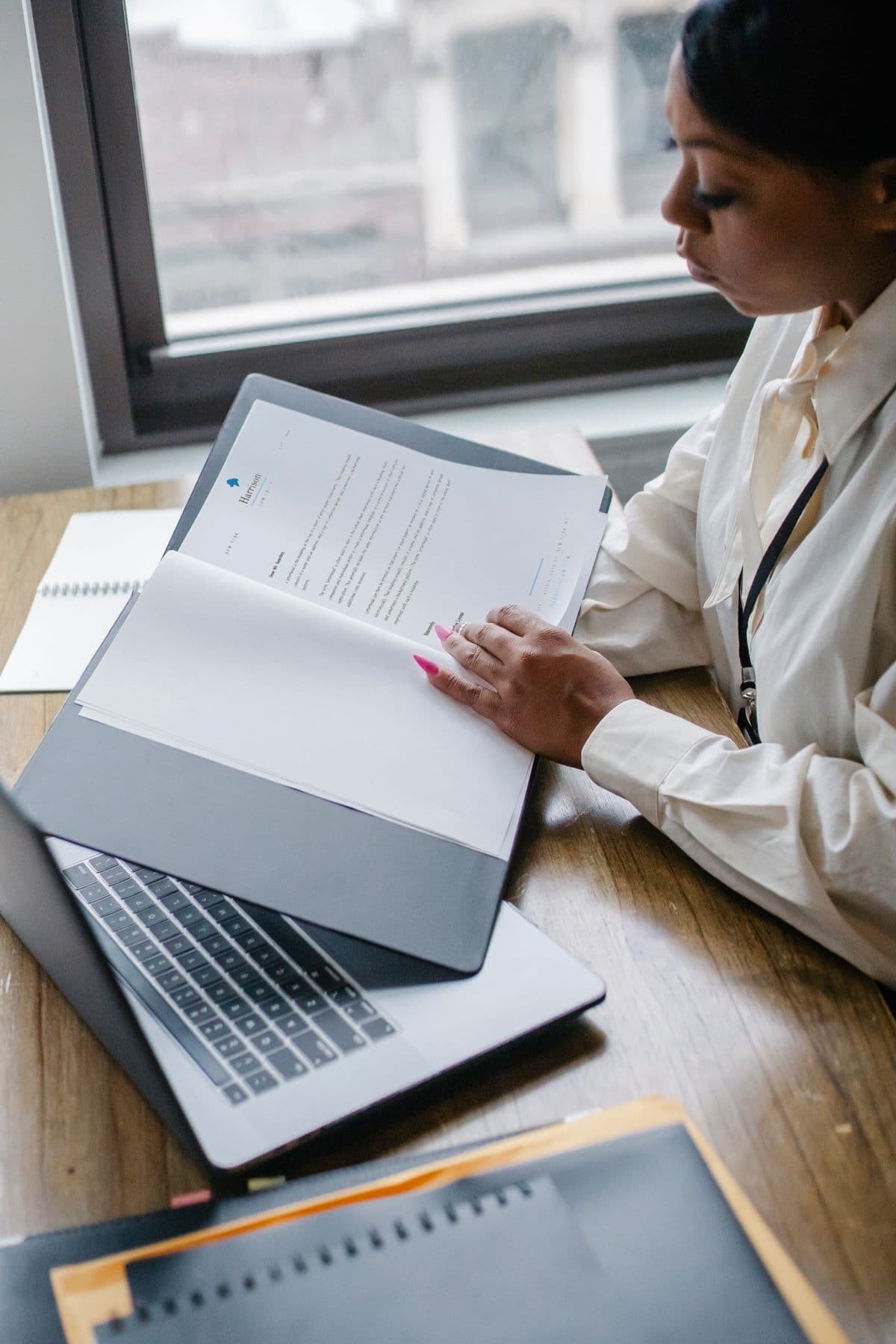 Responsable noire analysant des documents financiers
